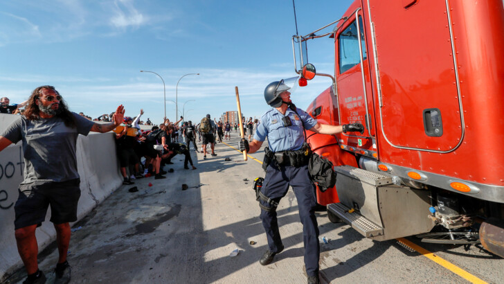 Наезд на протестующих в Миннеаполисе. Источник: REUTERS/CLH/EM/KV