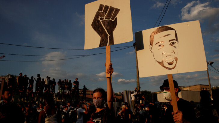 Протести в Парижі через смерть Флойда в США. Фото: REUTERS/OLA