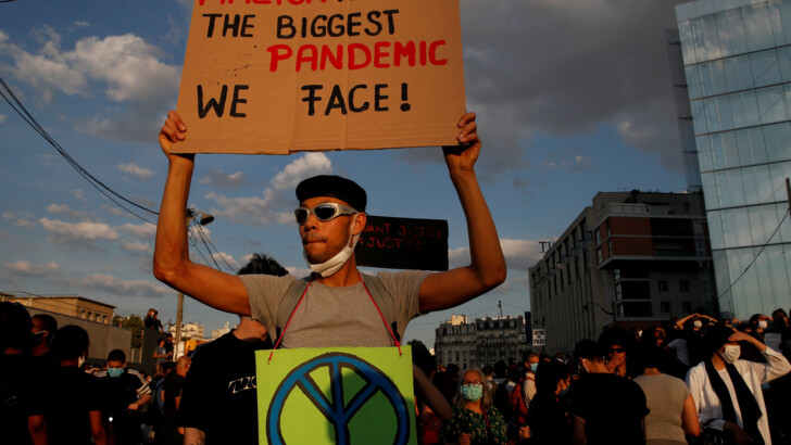 Протести в Парижі через смерть Флойда в США. Фото: REUTERS/OLA