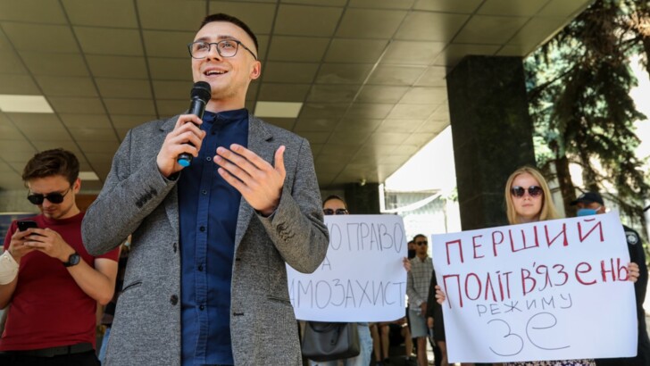 Сергей Стерненко и протестующие. Фото: twitter.com/radiosvoboda