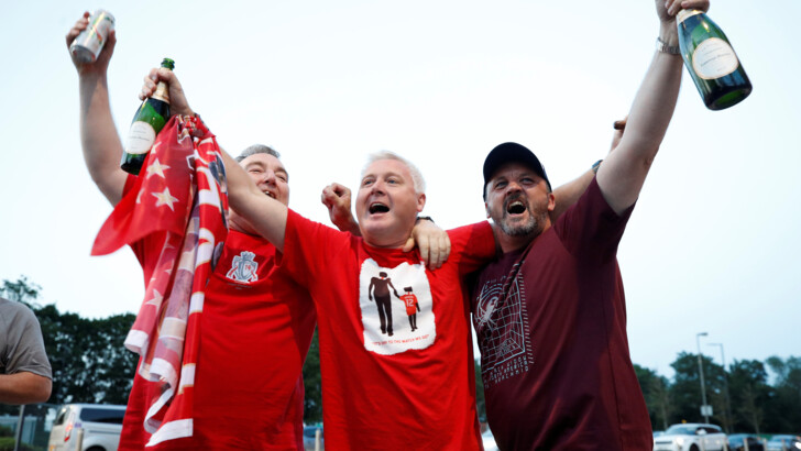 Болельщики "Ливерпуля" празднуют победу в чемпионате Англии | Фото: Reuters