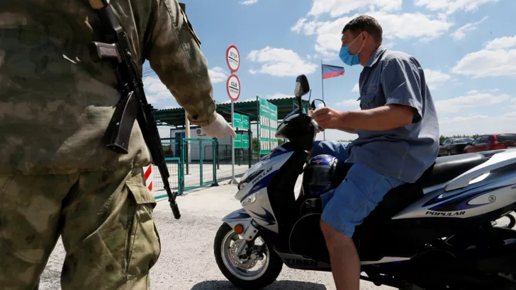 Боевики не выпускают молодежь из ОРДЛО. Фото: REUTERS/Alexander Ermochenko