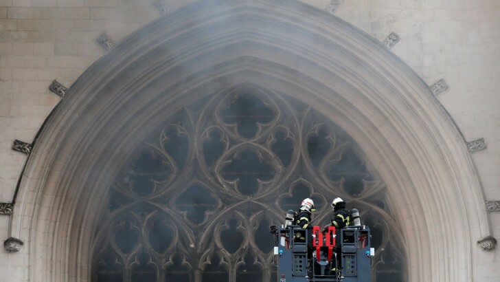Пожежа в Нантському соборі. Фото: REUTERS/Stephane Mahe