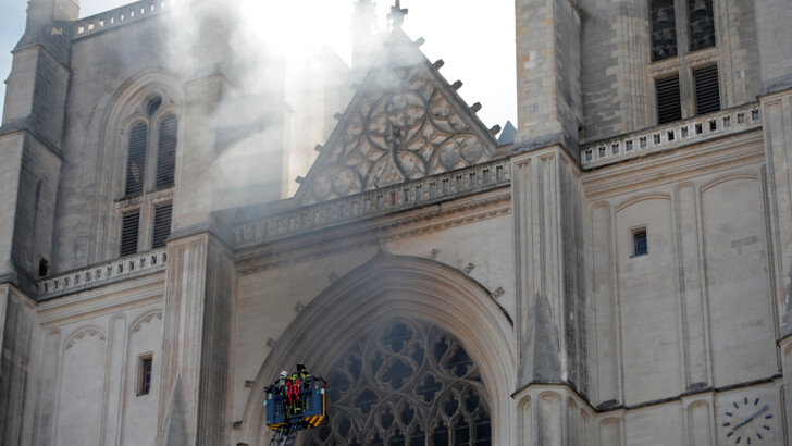 Пожар в Нантском соборе. Фото: REUTERS/Stephane Mahe
