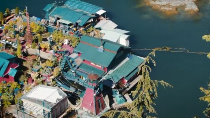 Художники з Канади побудували будинок на острові зі сміття