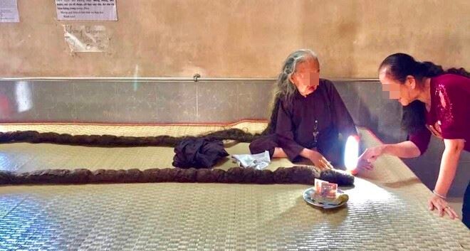83-летняя Нгуйен Тхи Динх 64 года не стригла и не мыла волосы | Фото: malayalam.asiavillenews.com