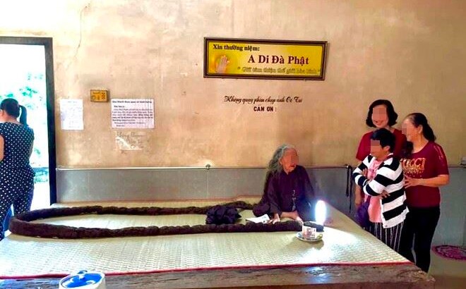 83-летняя Нгуйен Тхи Динх 64 года не стригла и не мыла волосы | Фото: malayalam.asiavillenews.com