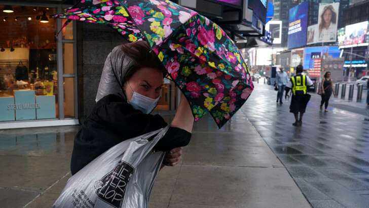 Последствия шторма "Исайя" в Нью-Йорке. Фото: REUTERS/Carlo Allegri, Brendan McDermid
