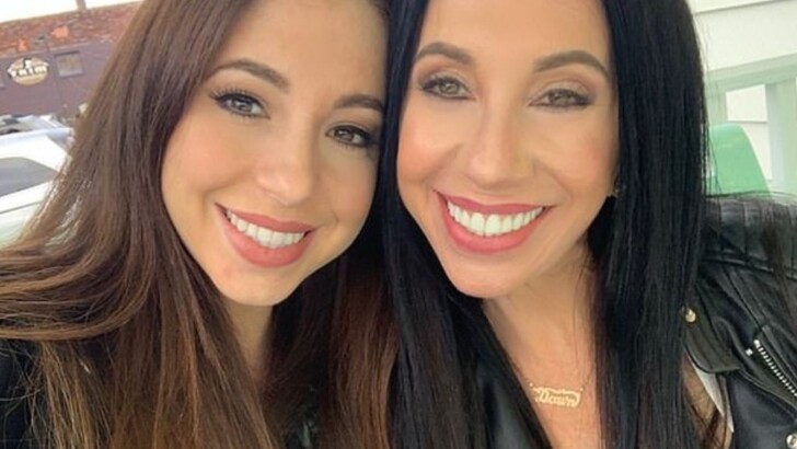 60-летняя Доун Хабшер из США выглядит, как сестра-близнец своей дочери | Фото: instagram.com/cherhubsher