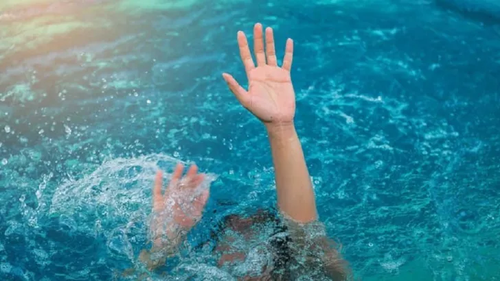 Дитина декілька разів намагалася стрибнути в басейн, але його зупиняли. Фото: Facebook/Центр екстреної медичної допомоги та медицини катастроф