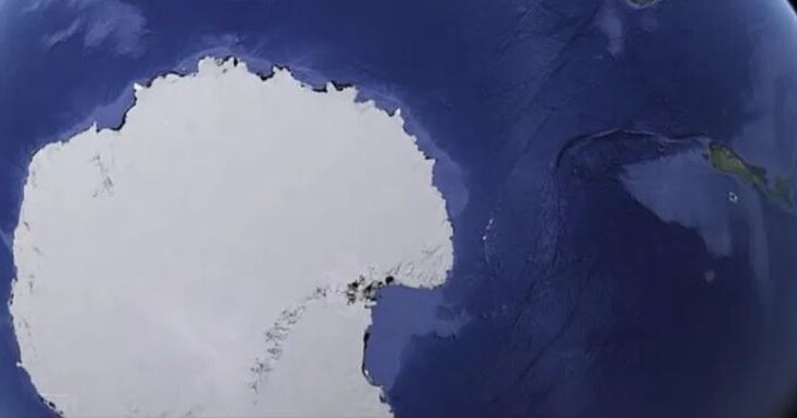 Пользователь Google Earth утверждает, что нашел корабль у берегов Антарктиды | Фото: YouTube | MrMBBB333