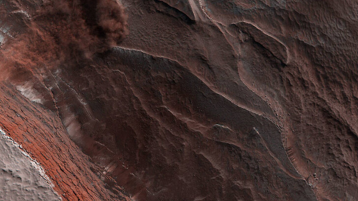 MRO зобразив момент утворення лавини на Марсі | Фото: NASA