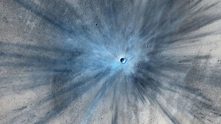 Відносно свіжий кратер від падіння метеорита на Марсі | Фото: NASA
