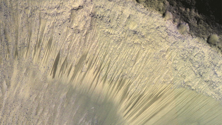 Крихкі піщані схили марсіанського кратера | Фото: NASA