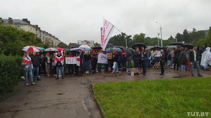 Протесты у проходной МТЗ в Минске | Фото: tut.by