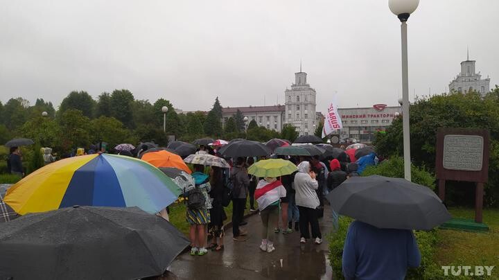 Протесты у проходной МТЗ в Минске | Фото: tut.by