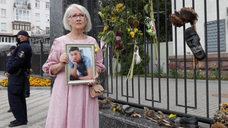 В Украине чтят память погибших защитников | Фото: REUTERS/Valentyn Ogirenko