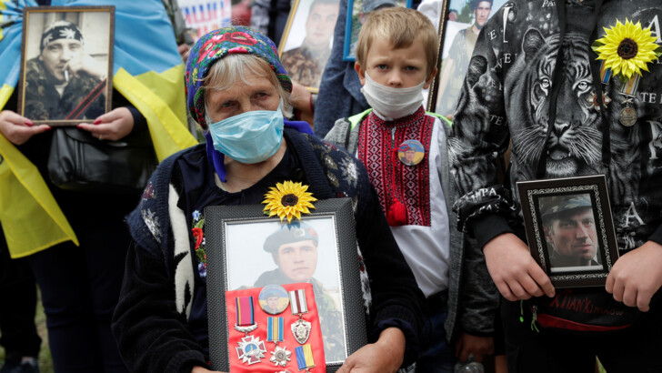 В Украине чтят память погибших защитников | Фото: REUTERS/Valentyn Ogirenko