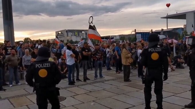 Штурм Рейхстага протестующими против карантина в Берлине