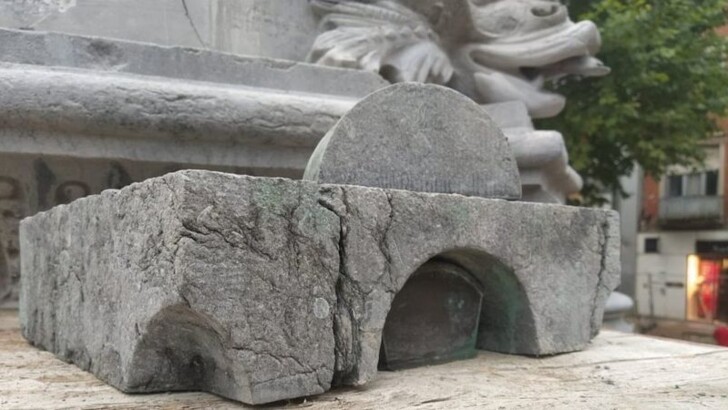 У бельгійському фонтані знайшли скриньку з серцем мера