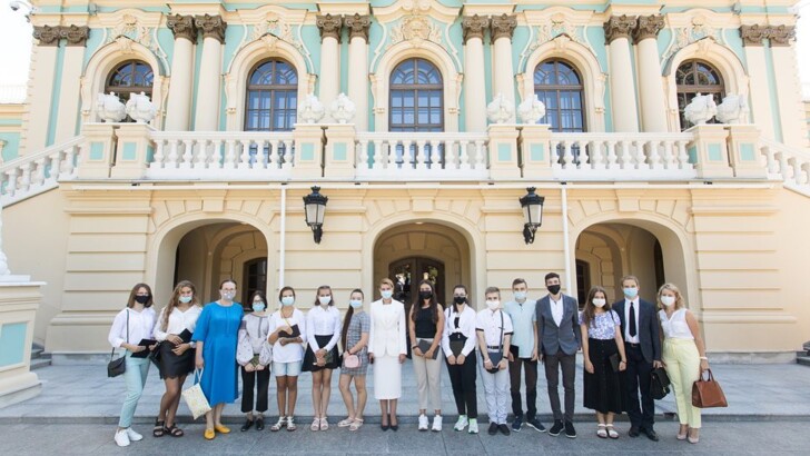 Елена Зеленская провела экскурсию для школьников | Фото: instagram.com/olenazelenska_official
