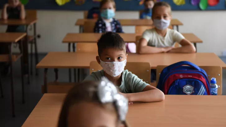 Учебный год в Украине стартует традиционно 1 сентября. Фото: REUTERS/Zorana Jevtic