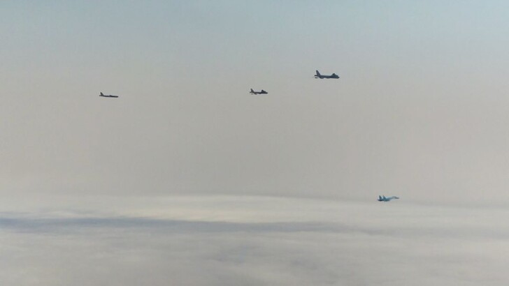 Стратегические бомбардировщики ВВС Соединенных Штатов Америки В-52Н патрулировали побережье Азовского моря