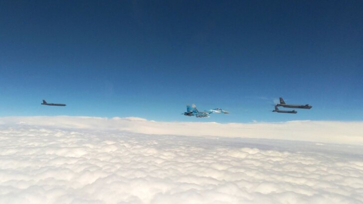 Стратегічні бомбардувальники ВПС Сполучених Штатів Америки В-52Н патрулювали узбережжя Азовського моря