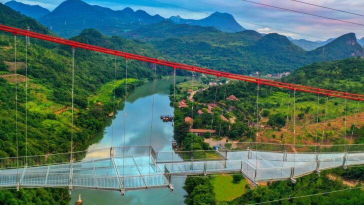 У Китаї відкрили найдовший у світі підвісний скляний міст