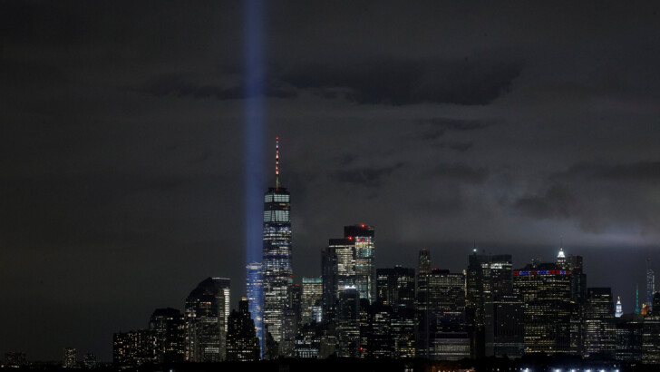 Накануне 19-й годовщины теракта 11 сентября 2001 года на Всемирный торговый центр в Нью-Йорке место расположения башен-близнецов подсветили огнями | Фото: Reuters