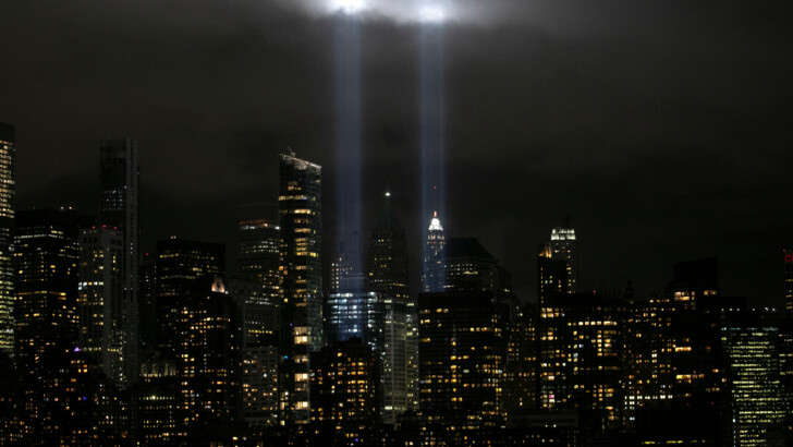 Накануне 19-й годовщины теракта 11 сентября 2001 года на Всемирный торговый центр в Нью-Йорке место расположения башен-близнецов подсветили огнями | Фото: Reuters