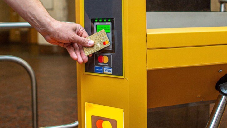 Оплатити проїзд в Дніпровському метро прямо в турнікеті можна за допомогою безконтактної банківської картки