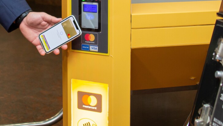Оплатити проїзд в Дніпровському метро прямо в турнікеті можна за допомогою гаджета з NFC