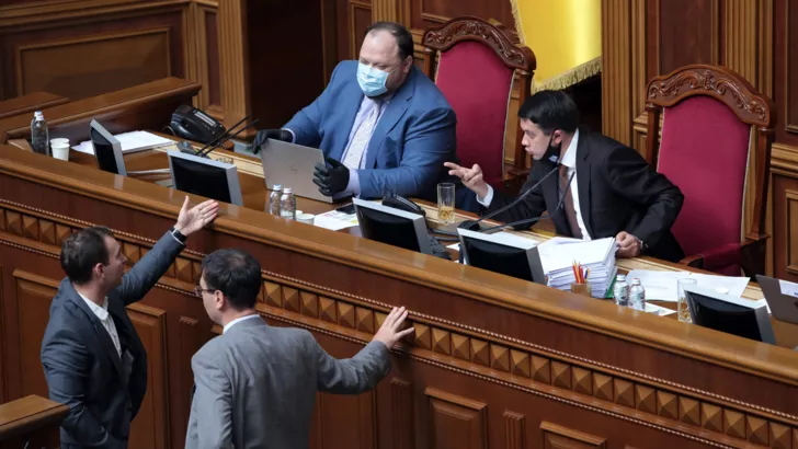 Разумков (в кресле справа) высказывает претензии депутатам