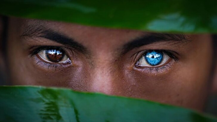 У жителей острова Бутон  необычный цвет глаз | Фото: instagram.com/geo.rock888
