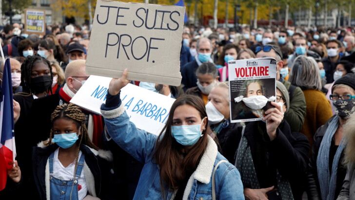 Демонстрация в Париже в память об убитом учителе | Фото: Reuters