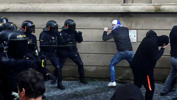 Протест против карантина в Праге | Фото: Reuters