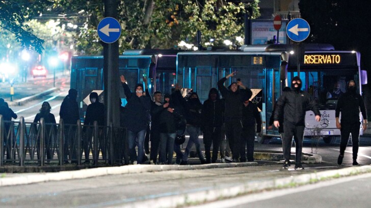 Протесты против карантина в Италии. Фото: REUTERS