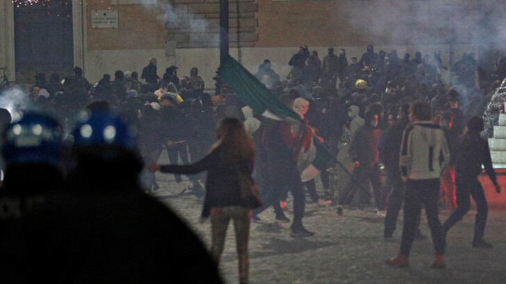 Протесты против карантина в Италии. Фото: REUTERS