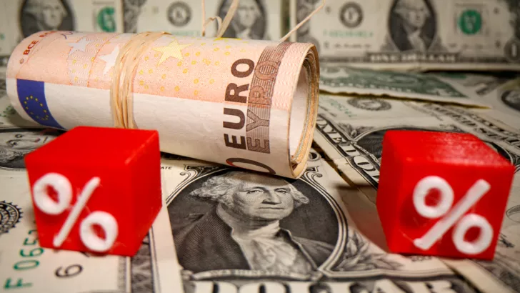 Доллар и евро продолжают уходить вниз / Фото: REUTERS/Dado Ruvic