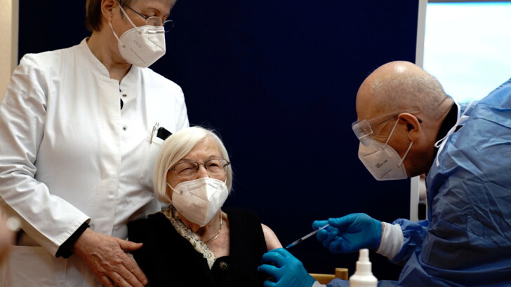 Старт вакцинации в ЕС | Фото: Kay Nietfeld/Pool via Reuters