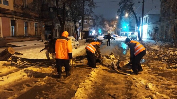 Как коммунальщики работали ночью. Фото: Одесский горсовет
