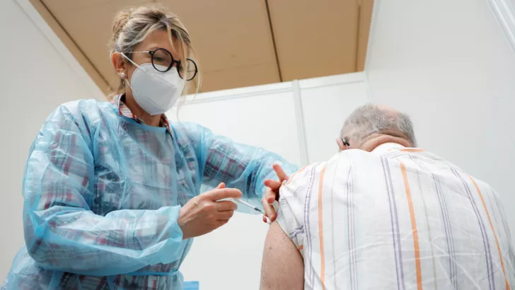 Чоловікові вводять вакцину. Фото: REUTERS/Sarah Meyssonnier