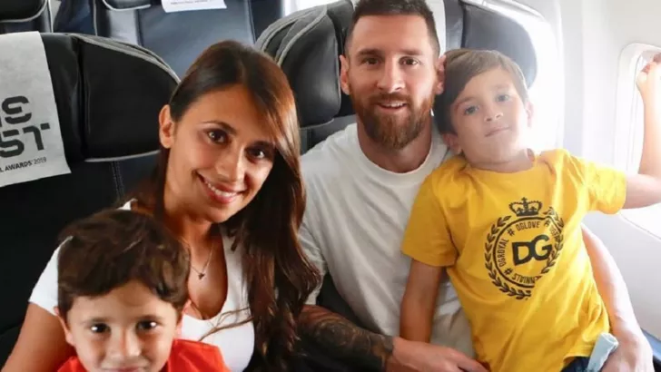 Ліонель Мессі з дружиною і дітьми в літаку