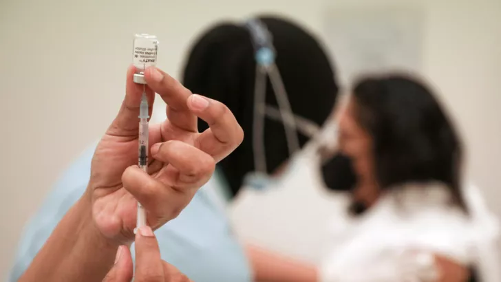 Вакцинация от коронавируса. Фото: REUTERS/Lim Huey Teng