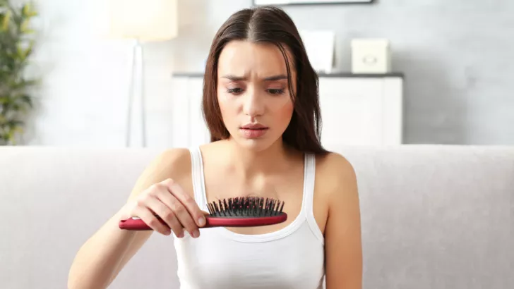 Випадання волосся може "говорити" про гормональний збій або гіповітаміноз