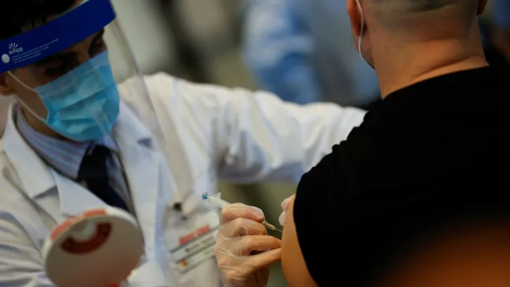 Фото: REUTERS/Carlos Barria
Как проходит вакцинация