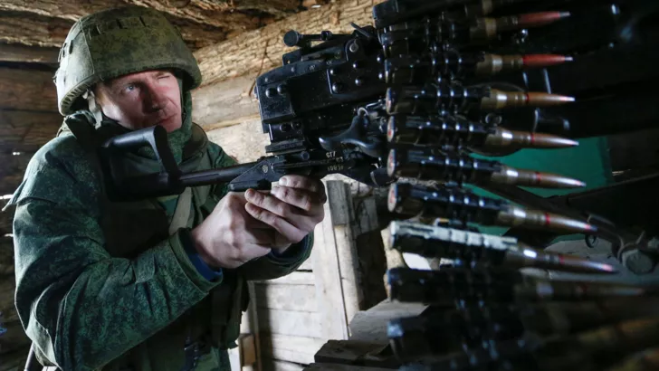 Бойовик на окупованій території обстрілює позиції ЗСУ. Фото Alexander Ermochenko/Reuters