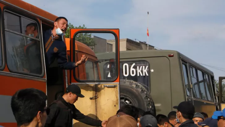 Протестувальники на мітингу біля будинку уряду в Бішкеку - вони вимагають від влади передати зброю добровольцям, готовим підтримати жителів Баткенській області Киргизстану після зіткнень з таджицьким військами.