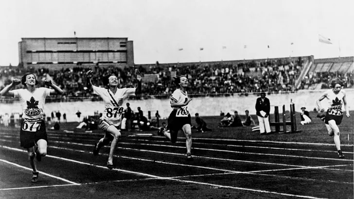 Бетти Робинсон (№879) выигрывает "золото" Олимпиады-1928